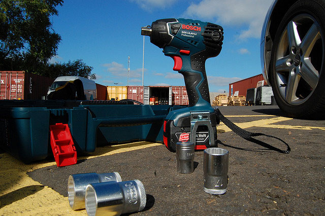 remove lug nut using impact wrench