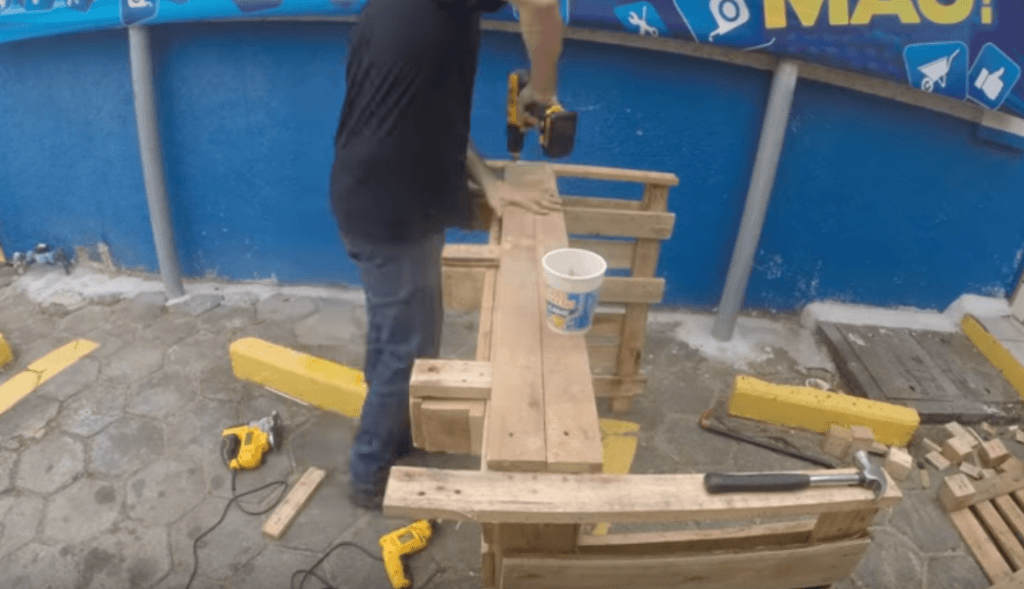How To Make A Bar From Pallets
